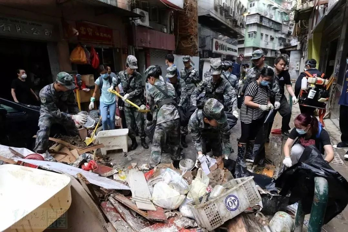  2017年8月，解放军驻澳门部队与澳门民众联手抗击“天鸽”