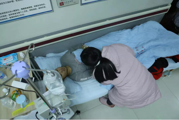  程智斌在医院输血小板。9958华西执行团队&nbsp;摄