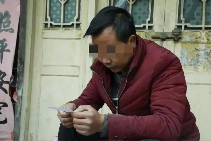  程海波在读医药费单子。9958华西执行团队 摄