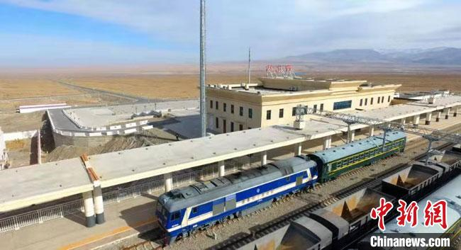 　　穿越无人区，将兰青、兰新、青藏铁路串联，历时6年建设，敦煌铁路（甘肃敦煌至青海格尔木）18日全线正式开通运营。图为敦煌铁路沿线。（资料图）兰铁集团宣传部供图