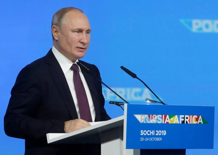 10月23日，在俄罗斯索契，俄罗斯总统普京在俄非峰会框架内的论坛上讲话。新华社/卫星社
