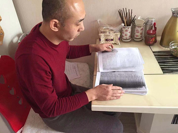 事发后，翻看案件资料成了李政学的日常。 本文图均为 澎湃新闻记者 陈雷柱 图