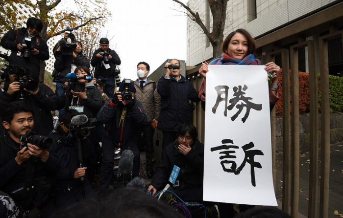 胜诉后现场（每日新闻 图）