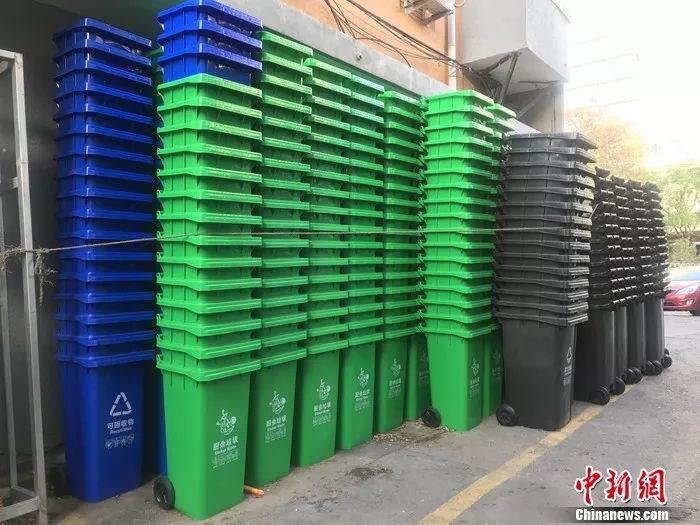 整装待发的分类垃圾桶。王珊珊 摄