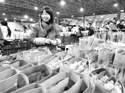 昆明斗南夜间花市一角。本报记者 张勇摄/光明图片