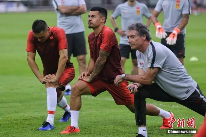 　　6月6日，中国国家男子足球队队员李可（中）在广州天河体育中心进行适应场地训练。李可，原名尼古拉斯·延纳里斯，1993年5月23日出生于英国伦敦莱顿斯通，现中国足球国家队队员，将代表中国国家男子足球队出战2019CFA中国之队·广州国际足球赛。中新社发 黎眺 摄