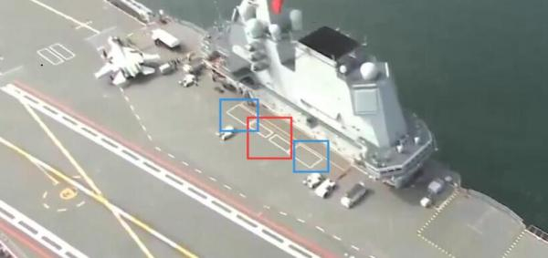 在山东舰上，舰岛一侧的弹药升降机（红色框内）旁边，又似乎规划了面积更大的弹药转运作业区（蓝色框内），这有助于进一步提升航母的弹药保障效率（作者供图）