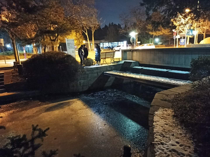 事发河道附近，来往行人议论朱小亮饮酒坠河的事情。&nbsp;新京报记者 刘明洋&nbsp;摄