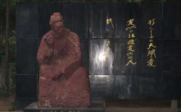 清华大学内的闻一多塑像