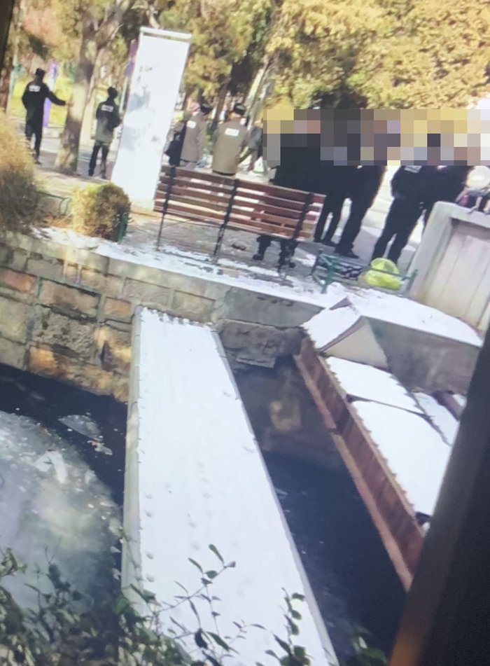  17日中午，有警方来到坠河处勘察现场。受访者供图