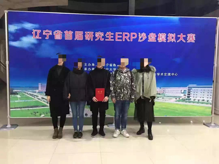 王某宇团队获得比赛一等奖，图中举奖状的男生为王某宇。受访者供图