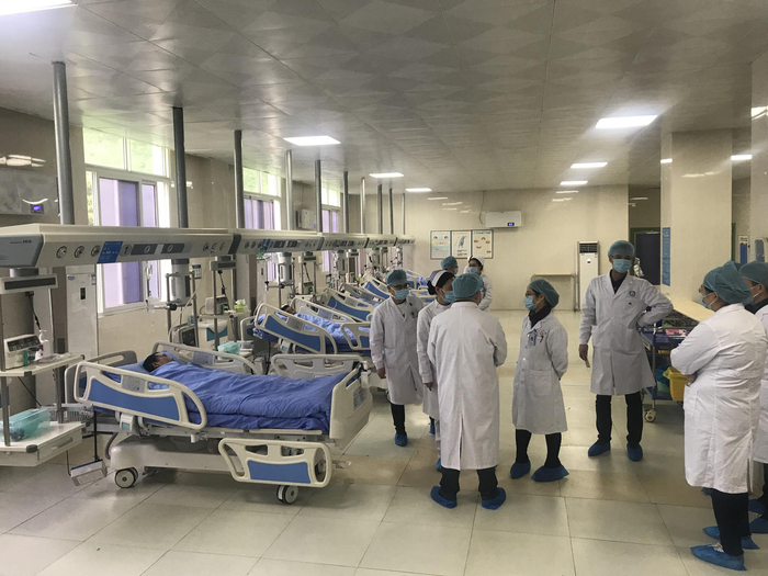  宜宾市矿山急救医院ICU病房中的获救矿工。 新京报记者 王昱倩 摄