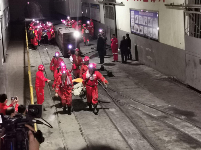 12月18日凌晨，杉木树煤矿被困工人获救。宜宾市委宣传部供图