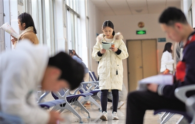 12月11日，在湖南省衡阳市南华大学图书馆走廊、过道，考研学生在看书复习。