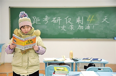 12月17日，在河北省邯郸市的河北工程大学，考研学生在自习室复习。
