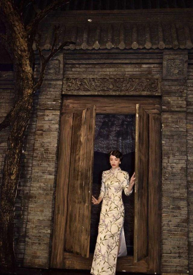 刘翔前妻葛天身材真好穿旗袍这么惊艳配复古盘发气质像贵妇