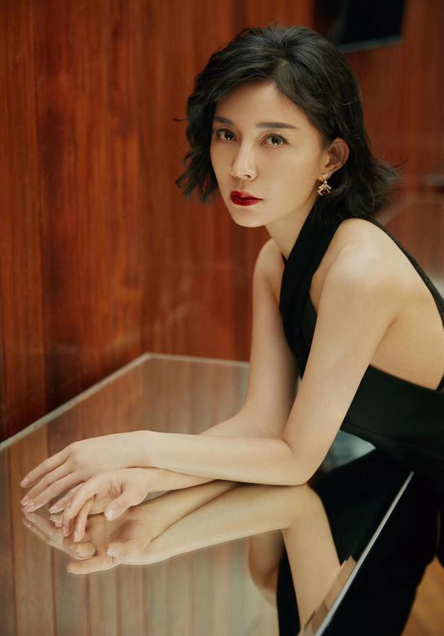 刘敏现代造型美到失语，干练飒爽撞脸关之琳，和烈火军校差别真大_新浪新闻
