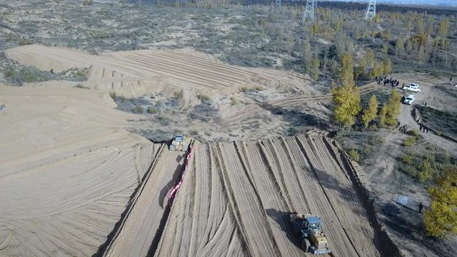 伊当湾光伏项目所在地的3280余亩牧草地在施工中全部被推平。伊当湾村村民供图