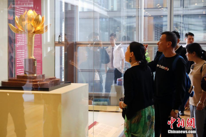 12月18日，民众参观澳门回归贺礼陈列馆。中新社记者 盛佳鹏 摄
