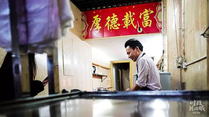 △夜幕下的澳门人，努力打拼。（国广记者李晋拍摄）