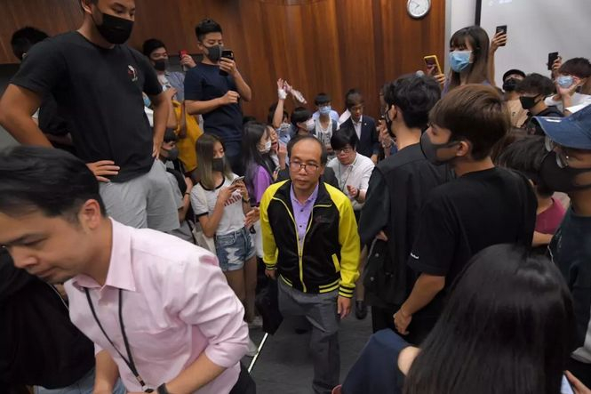 陈伟强老师被非法禁锢5小时后，才在其他教工保护下脱险。 资料照片