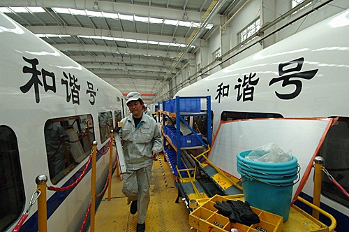 2007年4月12日，在南车四方机车车辆股份有限公司，工人在为“和谐号”CRH动车组进行车体安装。（新华社）