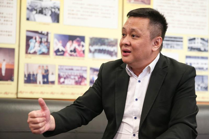  将军澳香岛中学校长邓飞。赖鑫琳 摄