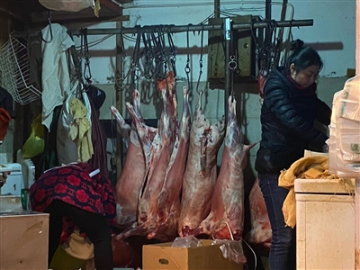  安居天涯菜市场内卖羊肉的摊位