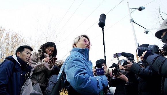 徐枣枣在庭审结束后接受媒体采访。 摄影：蔡星卓