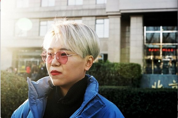  徐枣枣在北京市朝阳区人民法院门口等待案件开庭。 摄影：蔡星卓