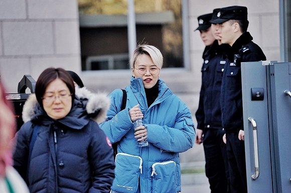  徐枣枣开完庭后从法院走出。 &nbsp;摄影：蔡星卓