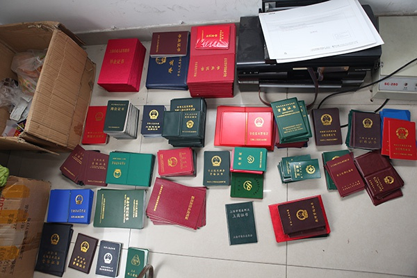 民警查获的制假证现场。浦东警方供图