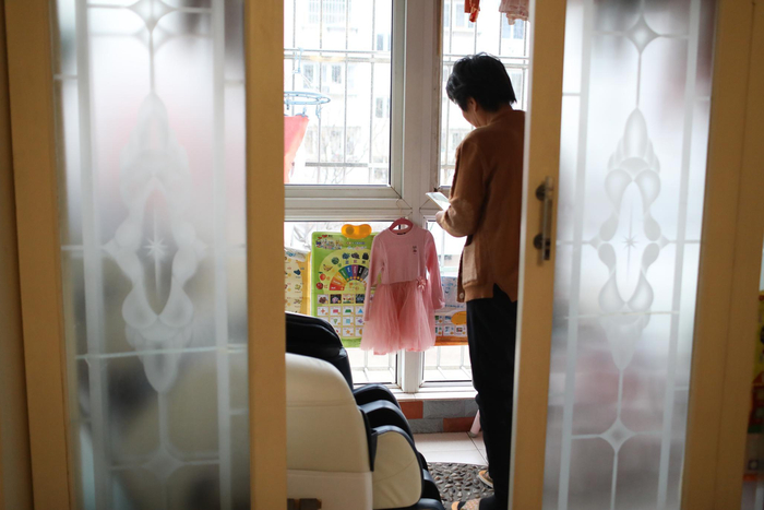  张英（化名）的母亲汤玉娥提起女儿难掩悲痛，低头落泪。 新京报记者 王飞 摄