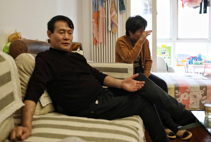  张英（化名）的父亲张仁俭告诉新京报记者，希望法院最终可以判张凡（化名）死刑，结果不满意会上诉。 新京报记者 王飞 摄