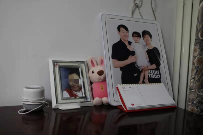在张仁俭和妻子的房间，柜子上仍陈放着女儿张英的照片。 新京报记者 王飞 摄