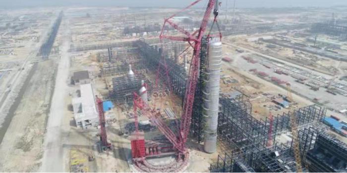 七化建成功吊装全球最大原油蒸馏塔