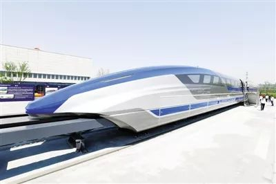  图② 5月23日10时50分，我国时速600公里高速磁浮试验样车在青岛下线。这标志着我国在高速磁浮技术领域实现重大突破。图为在青岛拍摄的我国时速600公里高速磁浮试验样车。新华社记者 李紫恒摄