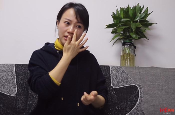 ▲&nbsp;谈到做公益帮助犯人的小孩时，薛春艳流下眼泪。