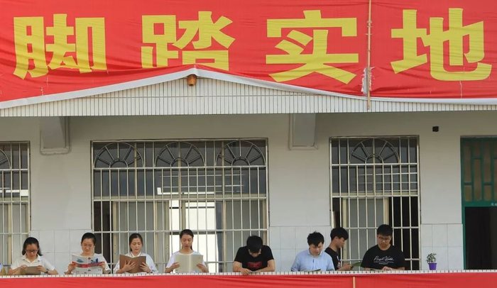 一所县一中的学生在教室外走廊上看书 曹正平 摄