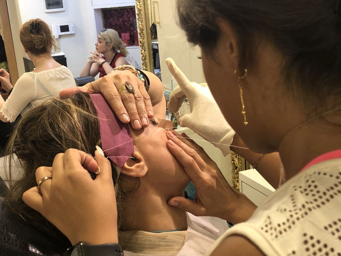  绞脸，作者供图