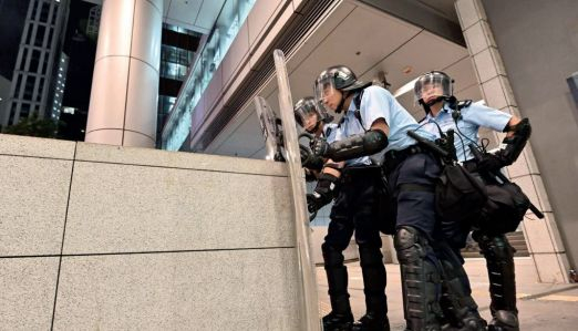 香港警察正在执行任务。