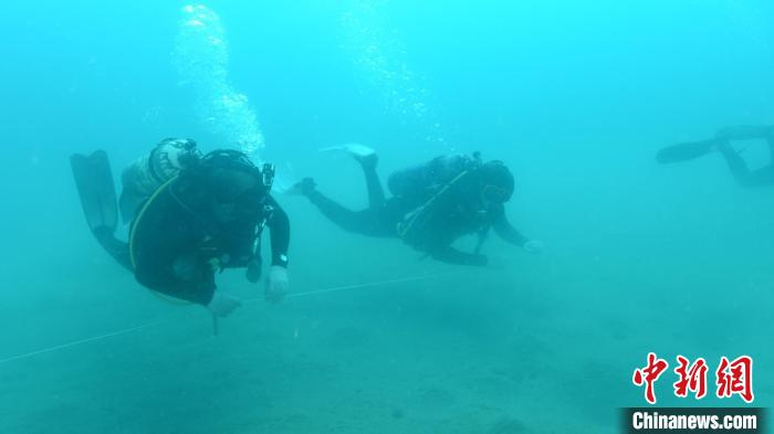 中沙水下考古队员在水下搜索古航道（国家文物局水下文化遗产保护中心水下考古研究所供图）