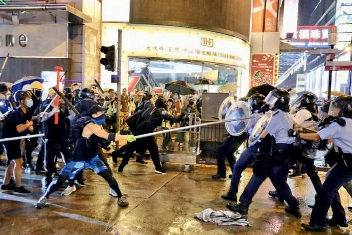 暴徒用各种武器袭击香港警察。