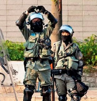 　　一线警员夜以继日地工作，虽然很辛苦，但仍然坚守岗位，令很多网友感动。以上为一组在微博广泛流传的图片。