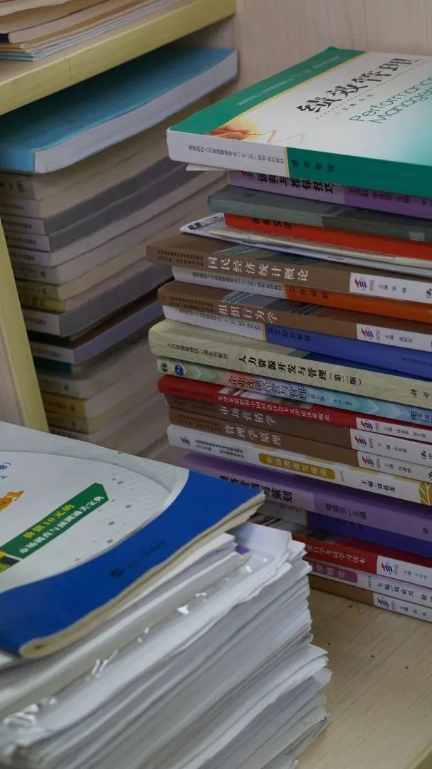  何宜德大学专科考试的学习资料。新京报记者卫潇雨&nbsp;摄