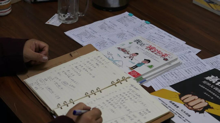  何烈胜的工作计划表，桌上放着儿子5岁时写的书《我是裸跑弟》。新京报记者卫潇雨&nbsp;摄