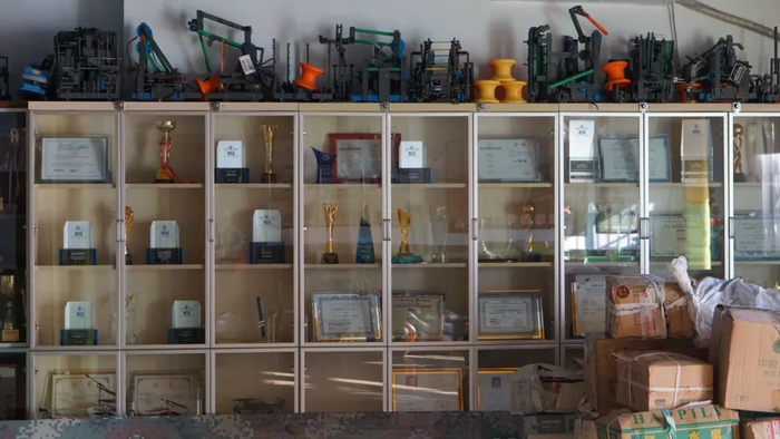  何宜德曾经获得的奖杯和奖状摆满了一面墙。新京报记者卫潇雨&nbsp;摄