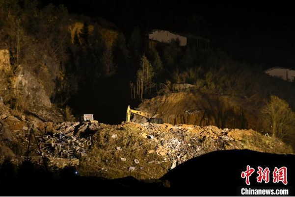  ▲&nbsp;挖掘机和工作人员在清理现场/杨华峰 摄