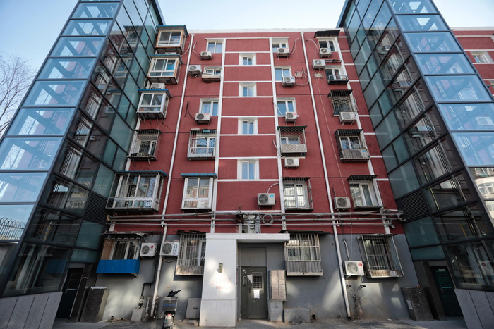 　　12月11日，潘家园街道武圣东里20号楼，4个单元装上了电梯，4个单元至今仍未装上。新京报记者 王嘉宁 摄