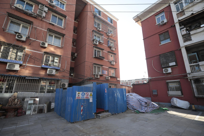 12月11日，潘家园街道武圣东里2号楼正在进行电梯加装的施工。新京报记者 王嘉宁 摄